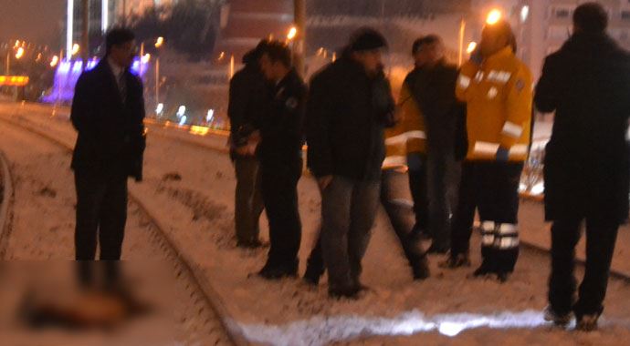 Rayların üstünden geçerken trenin altında kaldı