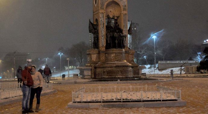 İstanbul'da kar etkisini gösteriyor İstanbul'da kar etkisini gösteriyor