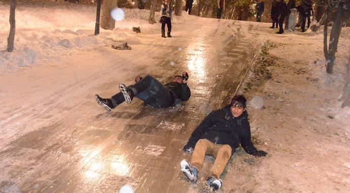 Hakkari&#039;de de eğitime kar engeli geldi