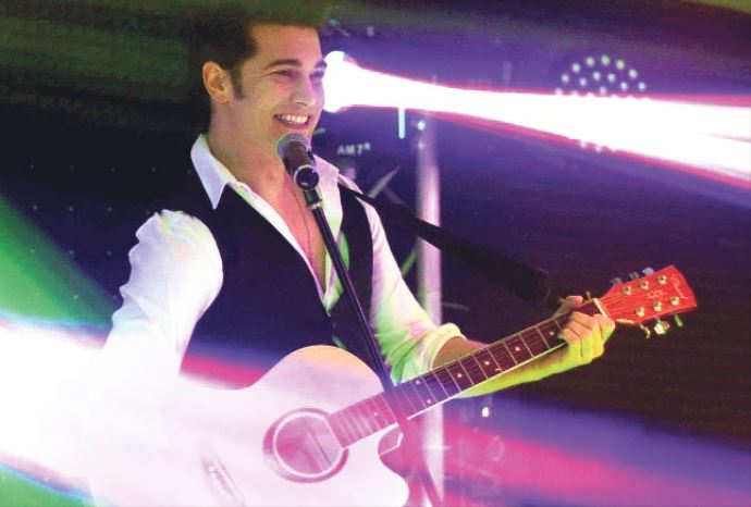 Çağatay Ulusoy rock yıldızı oldu