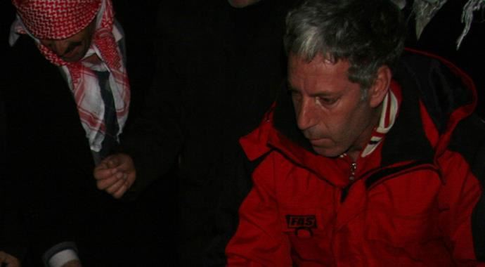 Acısını bırakıp, yardıma koştu Acısını bırakıp, yardıma koştu
