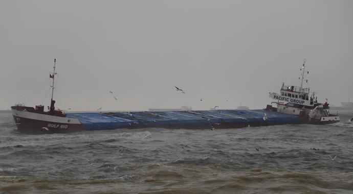 Samsun'da gemi karaya oturdu, 10 personel kurtarılmayı bekliyor Samsun'da gemi karaya oturdu, 10 personel kurtarılmayı bekliyor