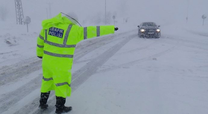 Bolu Dağı TEM otoyolu trafiğe kapatıldı! Bolu Dağı TEM otoyolu trafiğe kapatıldı!