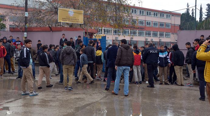 Liseliler birbirine girdi, polis yetmeyince okula zırhlı araç girdi Liseliler birbirine girdi, polis yetmeyince okula zırhlı araç girdi