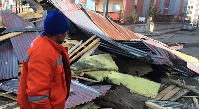 Fırtına çatıyı parçaladı: 1 ölü