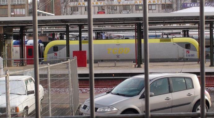 Hızlı tren arızalandı, imdada kara tren yetişti Hızlı tren arızalandı, imdada kara tren yetişti