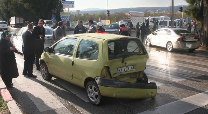 Mersin&#039;de zincirleme kaza: 1 ölü, 1 yaralı