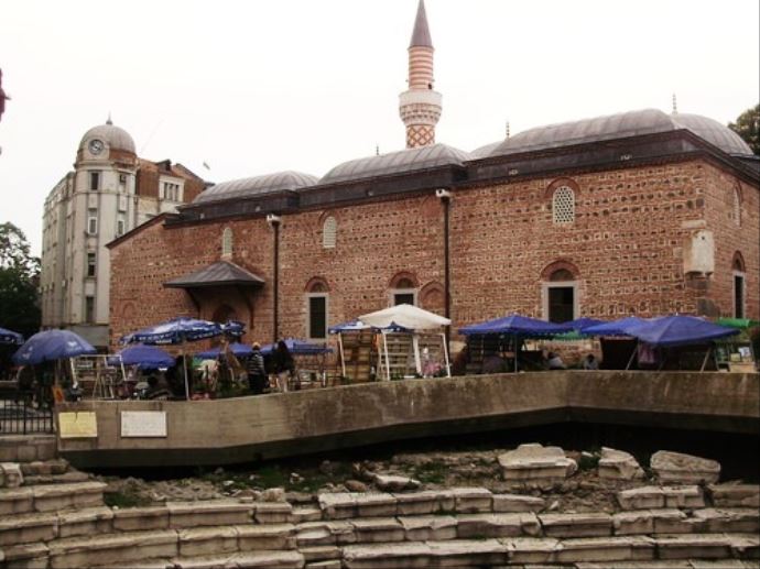 Bulgaristan'da camiyi yakmak istediler Bulgaristan'da camiyi yakmak istediler