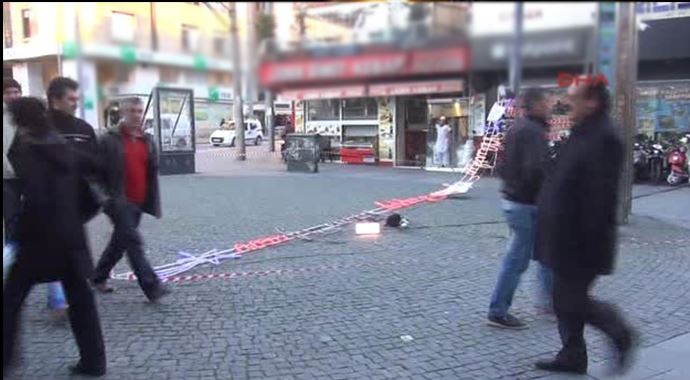 Üzerine yılbaşı süsü düşen yaya ölümden döndü Üzerine yılbaşı süsü düşen yaya ölümden döndü
