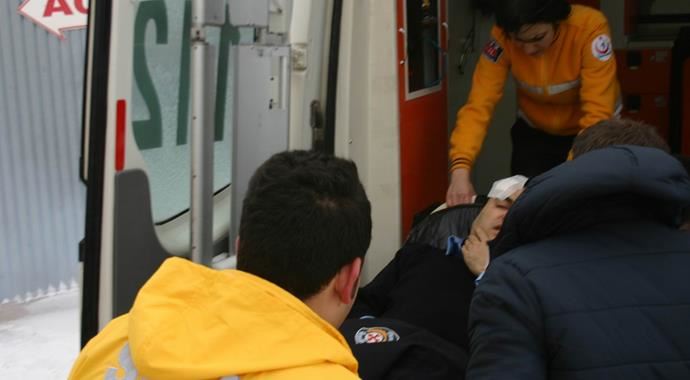 Yolda kalanlara yardım eden polise araç çarptı Yolda kalanlara yardım eden polise araç çarptı