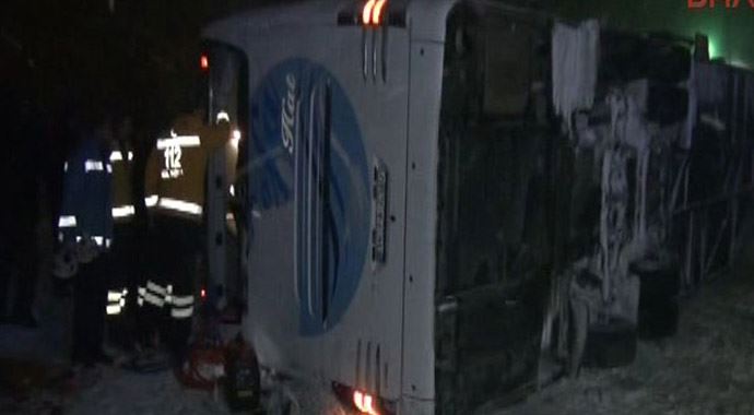 Yolcu otobüsü şarampole yuvarlandı! 1 ölü, 41 yaralı Yolcu otobüsü şarampole yuvarlandı! 1 ölü, 41 yaralı