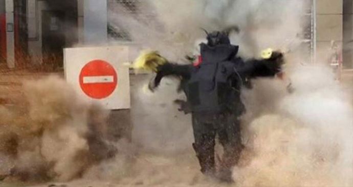 Bomba, imha uzmanının elinde böyle patladı Bomba, imha uzmanının elinde böyle patladı