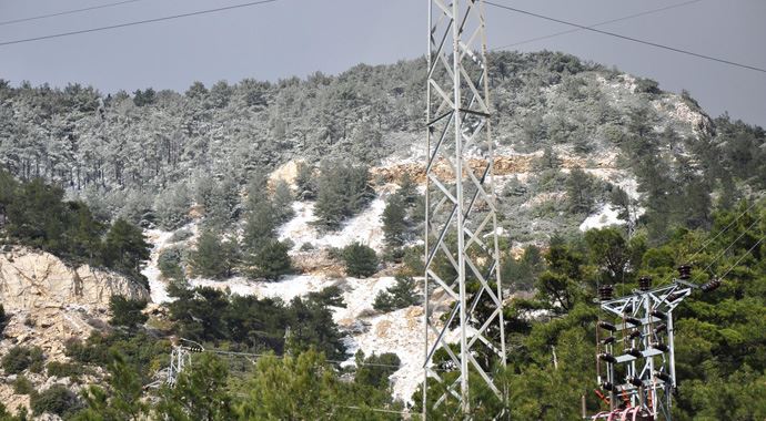 Datça'ya 6 yıl sonra kar yağdı, gören fotoğraf çekti