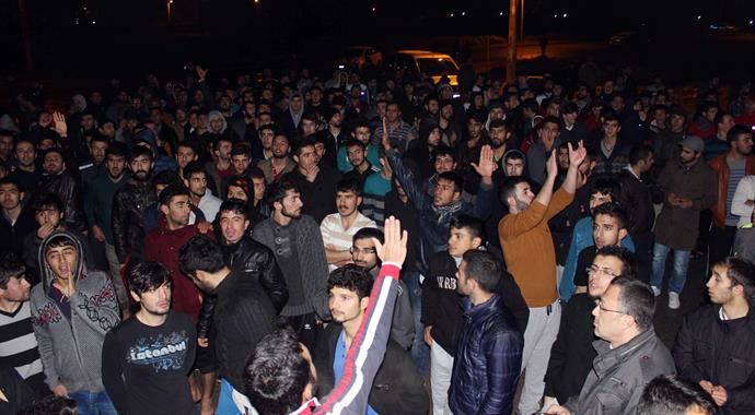 Erkek yurdunda eylem