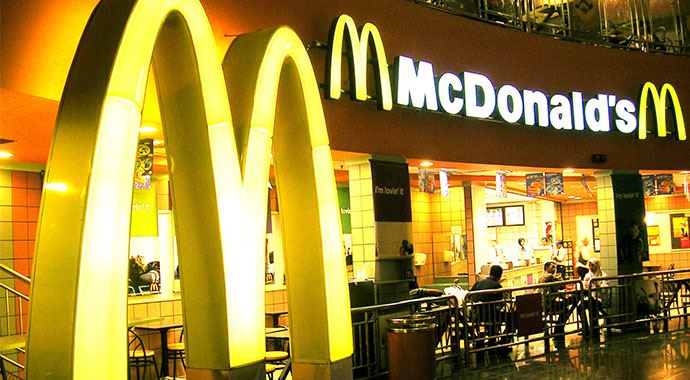 Mc Donald's, yemeğinden insan dişi çıkan müşteriden özür diledi