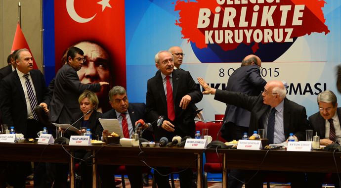 Kılıçdaroğlu'na ayakkabı fırlattılar! Kılıçdaroğlu'na ayakkabı fırlattılar!