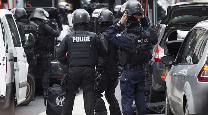 Fransa'daki saldırıda yaralanan polis hayatını kaybetti Fransa'daki saldırıda yaralanan polis hayatını kaybetti