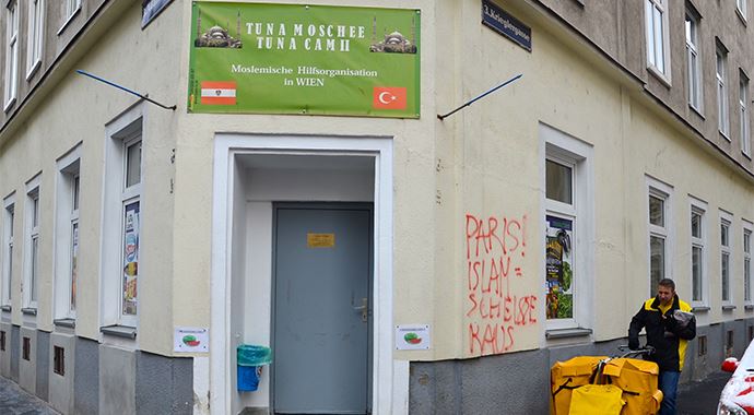 Avusturya'da camiye saldırı! Avusturya'da camiye saldırı!