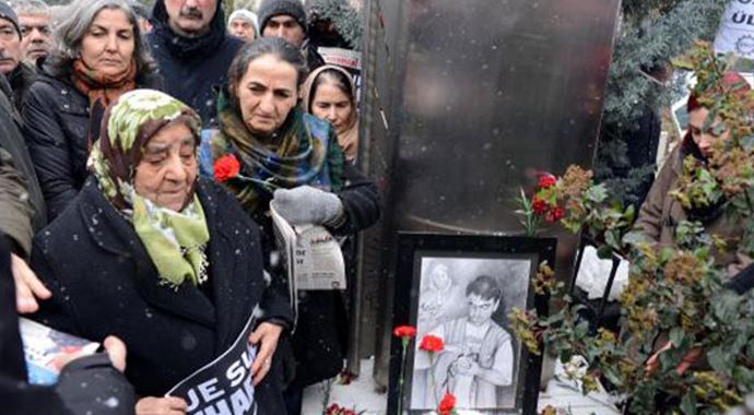 Metin Göktepe mezarı başında anıldı Metin Göktepe mezarı başında anıldı