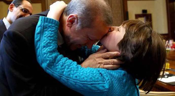 Cumhurbaşkanı ve Başbakan'ı alnından öpen o çocuk bakın kim çıktı