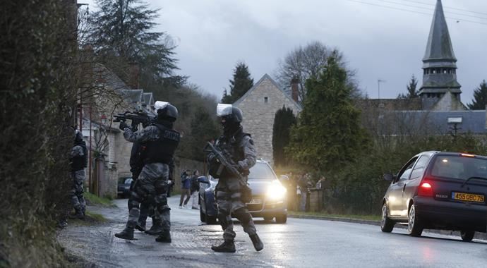 Paris'te operasyon başladı, 3 bin polisle kuşattılar... Paris'te operasyon başladı, 3 bin polisle kuşattılar...