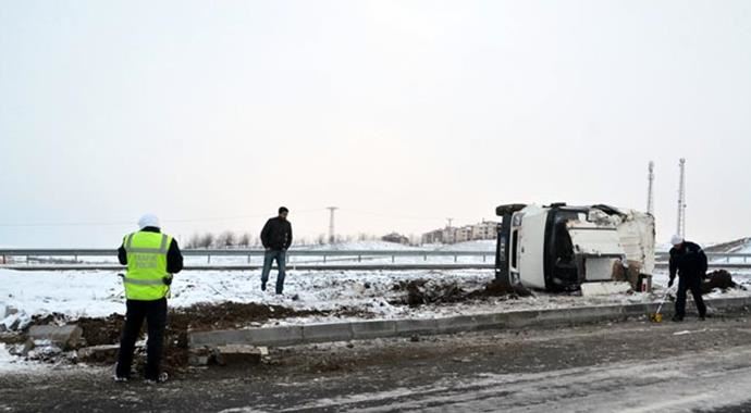 Bingöl'de yolcu minibüsü kaza yaptı, ölü ve yaralılar var 