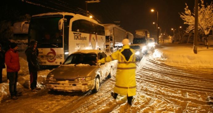 İstanbul ile Ankara'yı bağlayan yolda trafik durdu