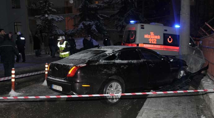 Ünlü işadamı lüks arabası ile kaza yaptı, 1 ölü Ünlü işadamı lüks arabası ile kaza yaptı, 1 ölü