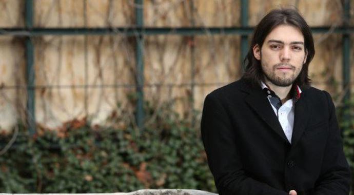 Genç cumhurbaşkanı adayı gözaltına alındı Genç cumhurbaşkanı adayı gözaltına alındı