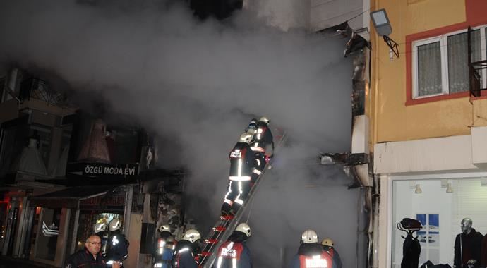İstanbul Pendik&#039;te bir triko mağazasında yangın çıktı