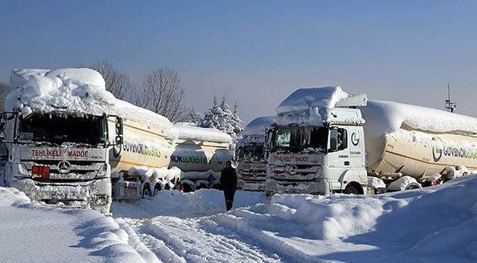 TIR sürücüleri Bolu'da mahsur TIR sürücüleri Bolu'da mahsur