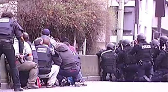 Paris'te yeni bir saldırı daha! Paris'te yeni bir saldırı daha!