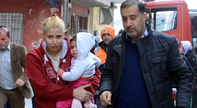 Karısını ve çocuklarını merdivenlerden aşağı atıp evi yaktı