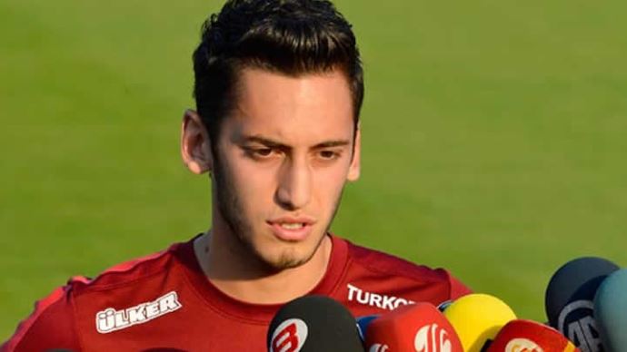 Hakan Çalhanoğlu'ndan silah çekme olayı ile ilgili yeni açıklama Hakan Çalhanoğlu'ndan silah çekme olayı ile ilgili yeni açıklama
