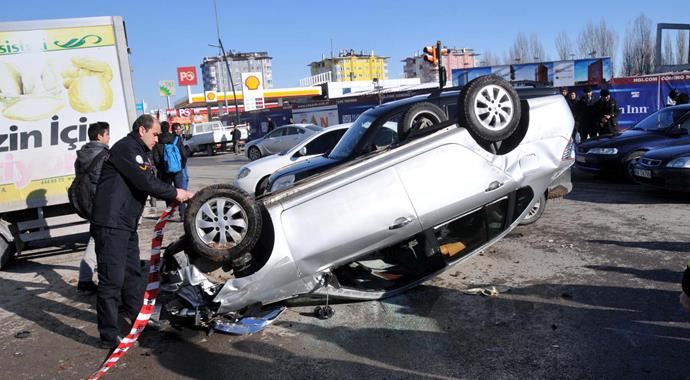 Tansiyonu düşen sürücü kaza yaptı, yaralılar var Tansiyonu düşen sürücü kaza yaptı, yaralılar var