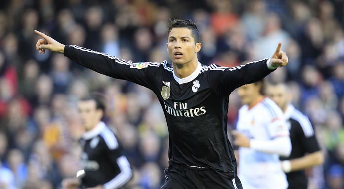 Ronaldo&#039;ya destek için Platini&#039;nin evine 61 top!