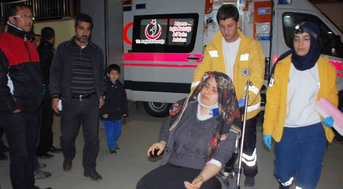 Otomobil buzlu yolda takla attı: 7 yaralı Otomobil buzlu yolda takla attı: 7 yaralı