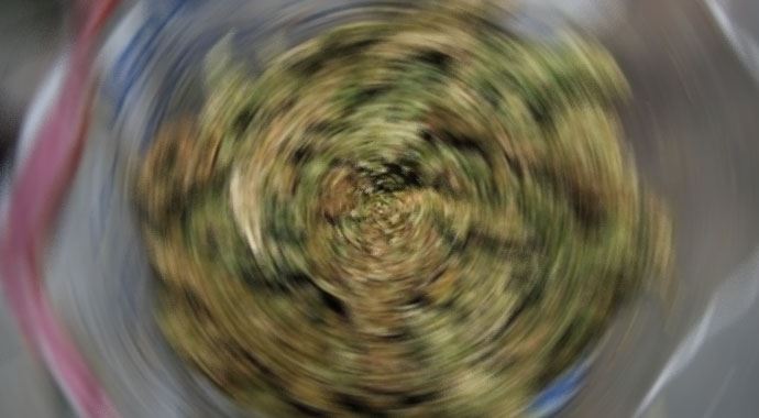 İlkyardım çantasından esrar çıktı İlkyardım çantasından esrar çıktı