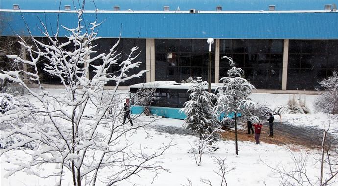 Ümraniye'de yolcu dolu halk otobüsü, bir işyerine daldı Ümraniye'de yolcu dolu halk otobüsü, bir işyerine daldı
