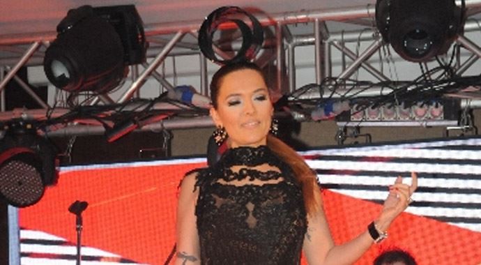 Demet Akalın'a hayranlarından tam not Demet Akalın'a hayranlarından tam not