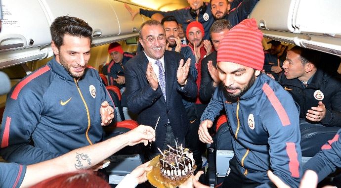 Selçuk İnan'a doğum günü sürprizi Selçuk İnan'a doğum günü sürprizi