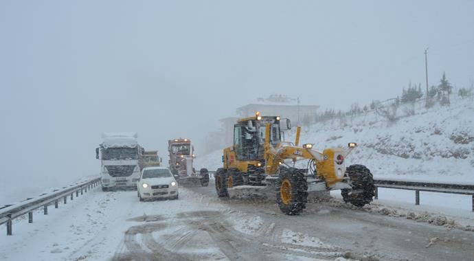 İzmir-Manisa yolu ulaşıma kapandı