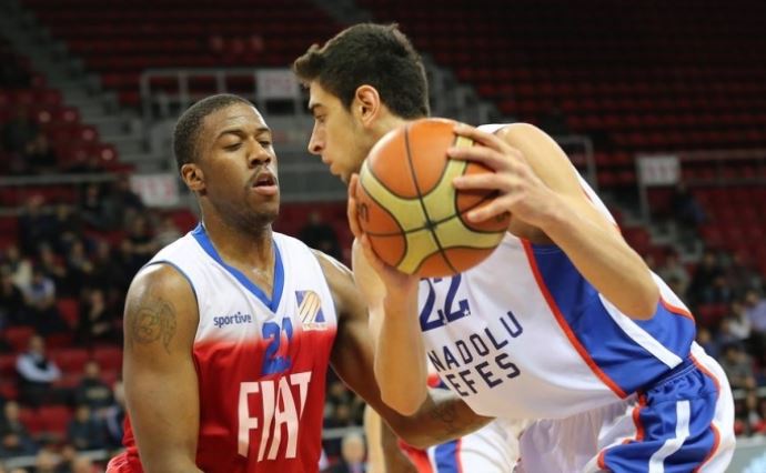 Anadolu Efes zirvede