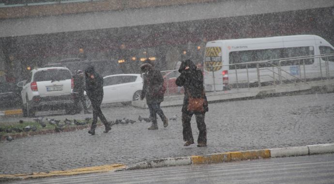 Taksim&#039;de kuvvetli kar başladı
