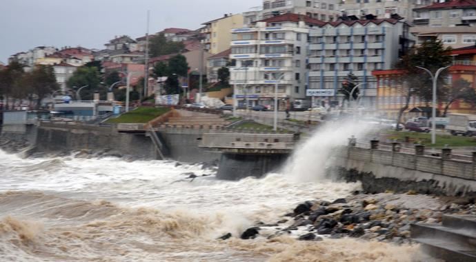 Karadeniz fırtınaya teslim oldu