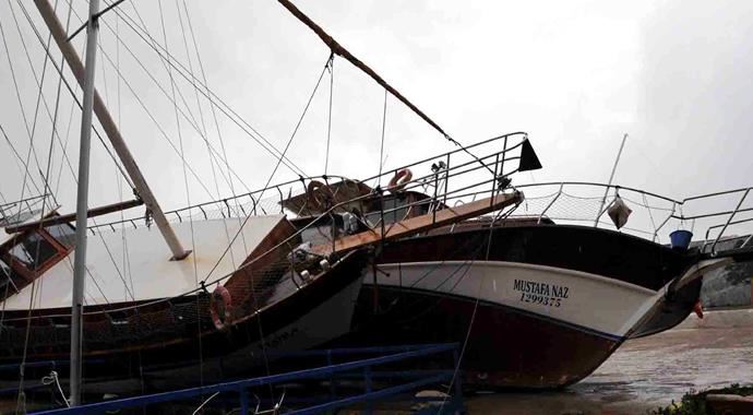 Karadaki tekneler bile devrildi, işyerlerini su bastı