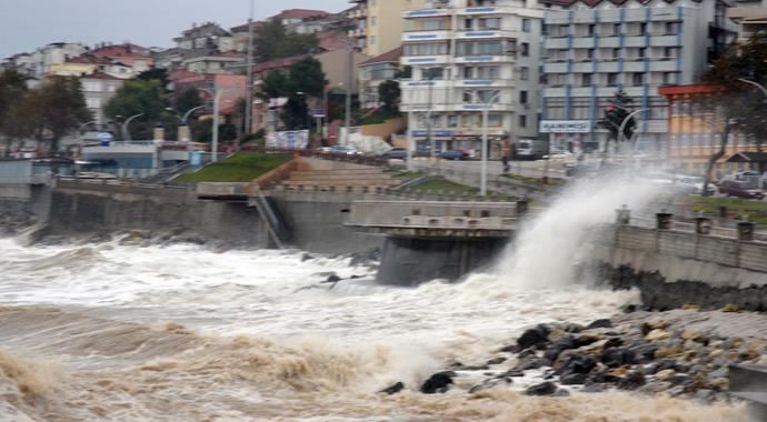 Akçakoca&#039;da dalgaların yüksekliği 6 metreye ulaştı