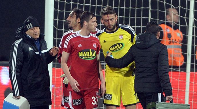 Sivasspor kalecisi tribünden atılan cisimle yaralandı!