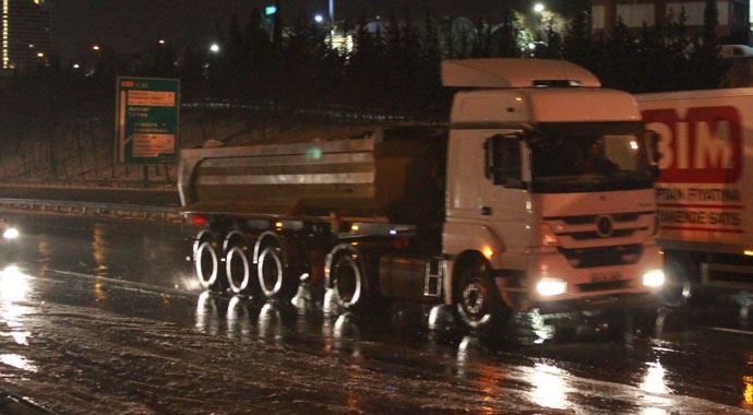 Yollar buzlandı, sürücüler yolda kaldı Yollar buzlandı, sürücüler yolda kaldı