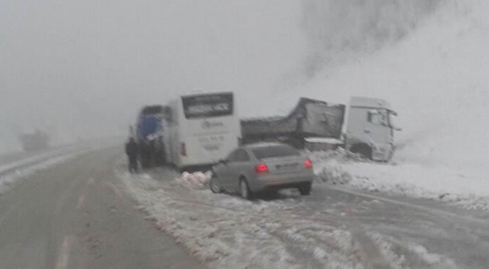 Samsun&#039;da yolcu otobüsü TIR&#039;a daldı, 20 yaralı